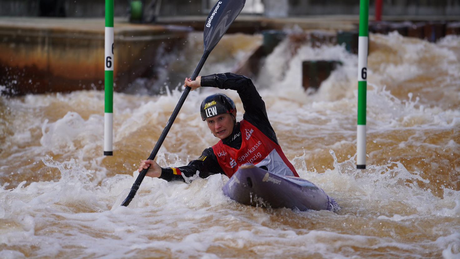 Ricarda Funk hat das Kajak Einer Damen Ticket von Paris in der Tasche